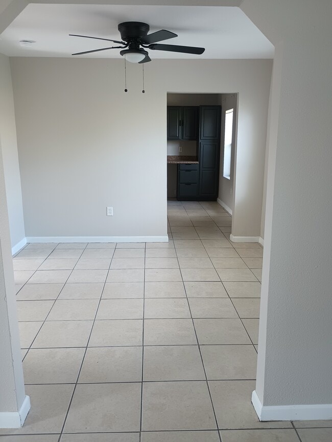 Entrada - 1205 Ave F