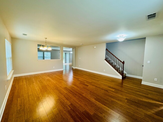 Building Photo - Move-in Ready!