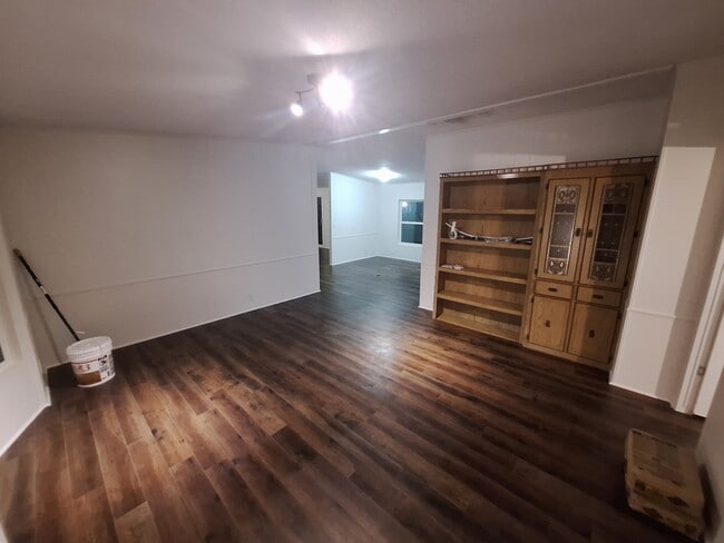 Building Photo - 836 W 11th St