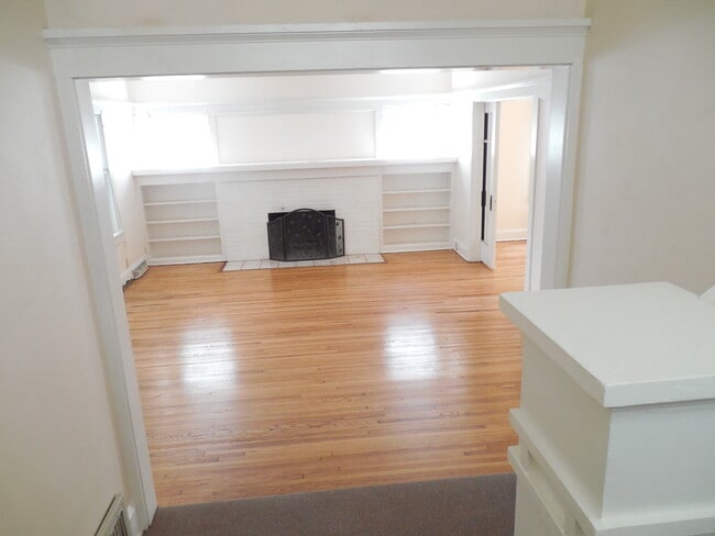 LIVING ROOM - 624 N Court St
