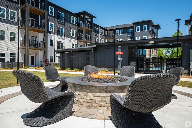 Área de salón con fogata - Lively at Drayton Mills