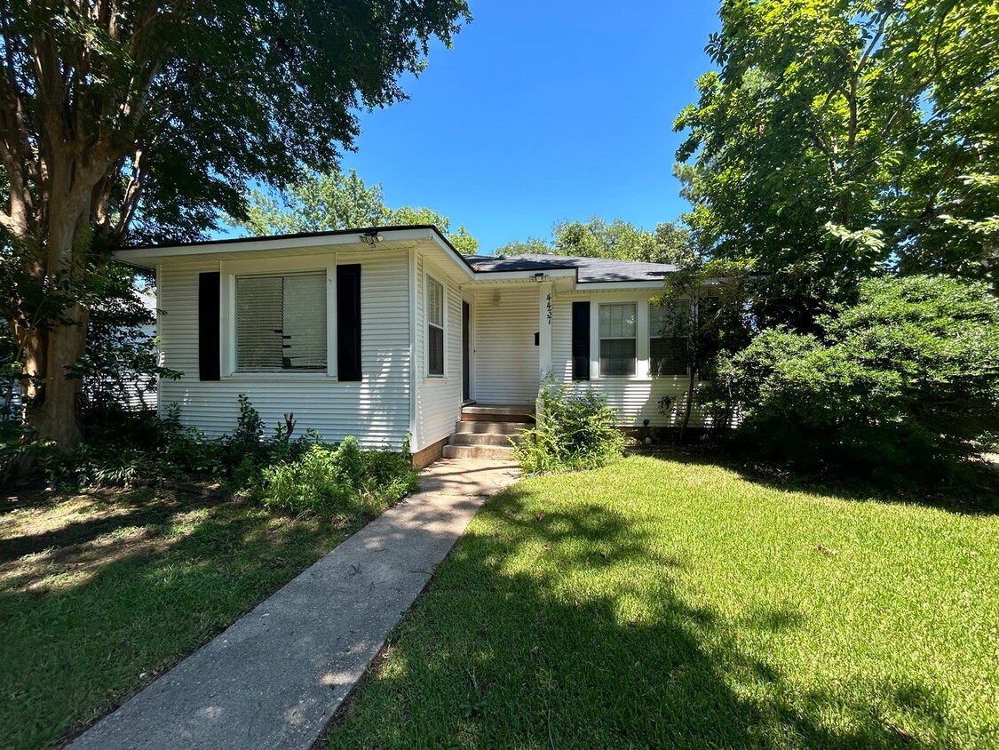 Primary Photo - Updated Broadmoor 3 Bedroom