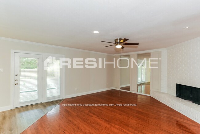 Foto del edificio - 802 Sandalwood Lane