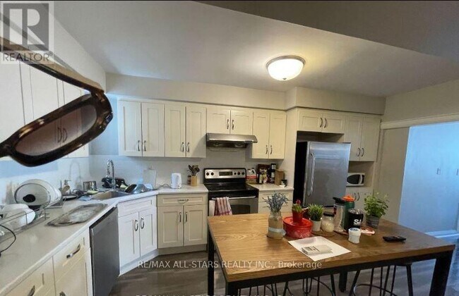 Photo du bâtiment - 1074 Bloor St W