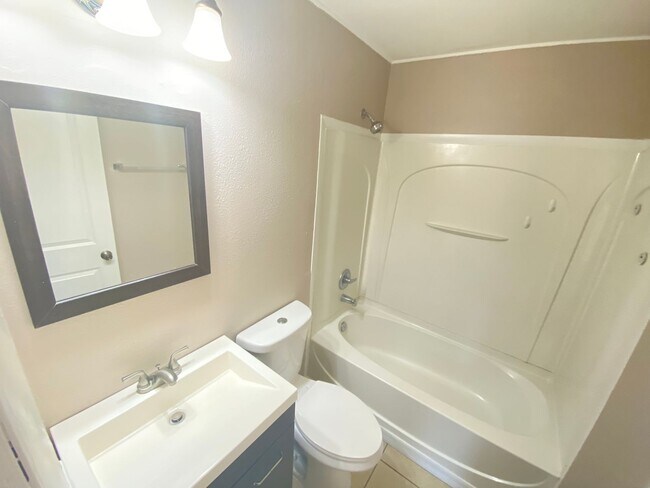 Building Photo - Nice 3 bedroom 2 bathroom House with Scree...