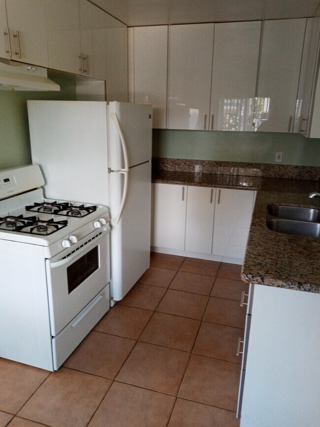 Kitchen - 3306 S Beverly Dr