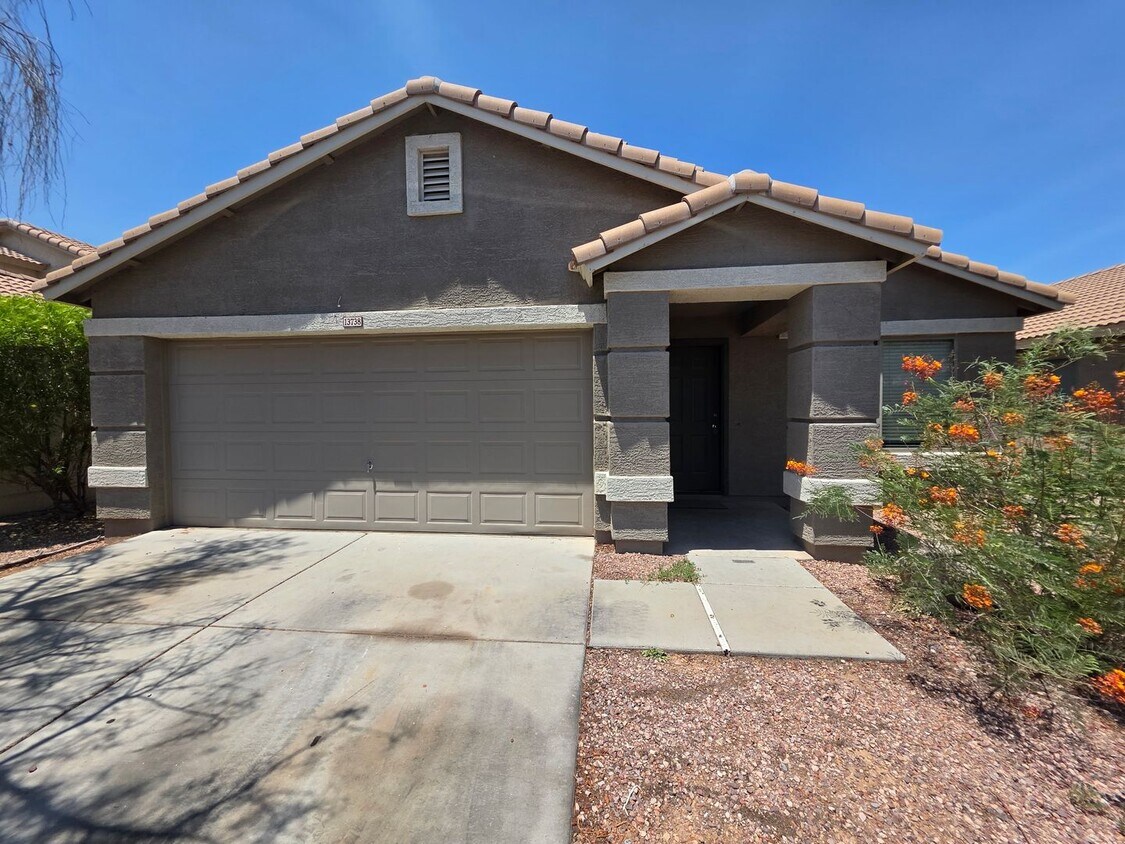 Foto principal - 4 Bedroom 2 Bath- Litchfield Park