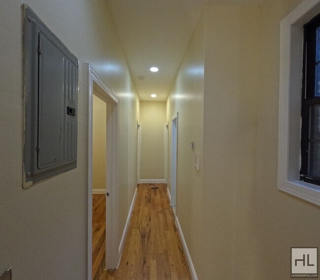 Foto del edificio - COZY 4 BEDROOM - CLINTON AVENUE