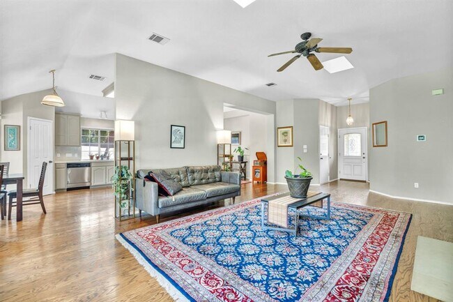 Foto del edificio - 8121 Forest Heights Ln