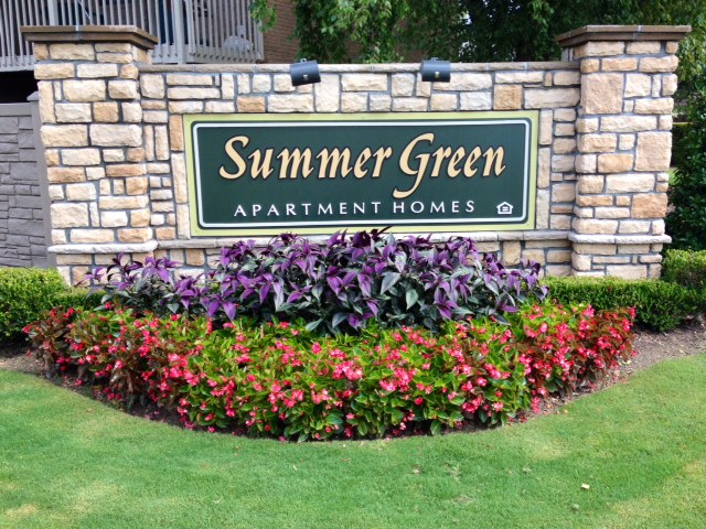 ¡Bienvenidos! En la esquina de Boardwalk Lane y Greenville Blvd - Summer Green Apartments