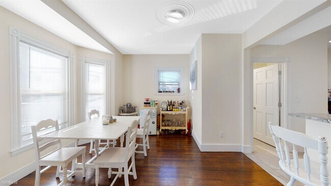 Building Photo - 5 br, 2.5 bath House - 62 Saunders St # 2J
