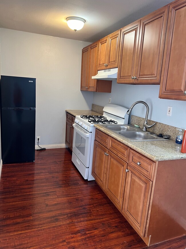 Kitchen - 511 E Rio Grande St