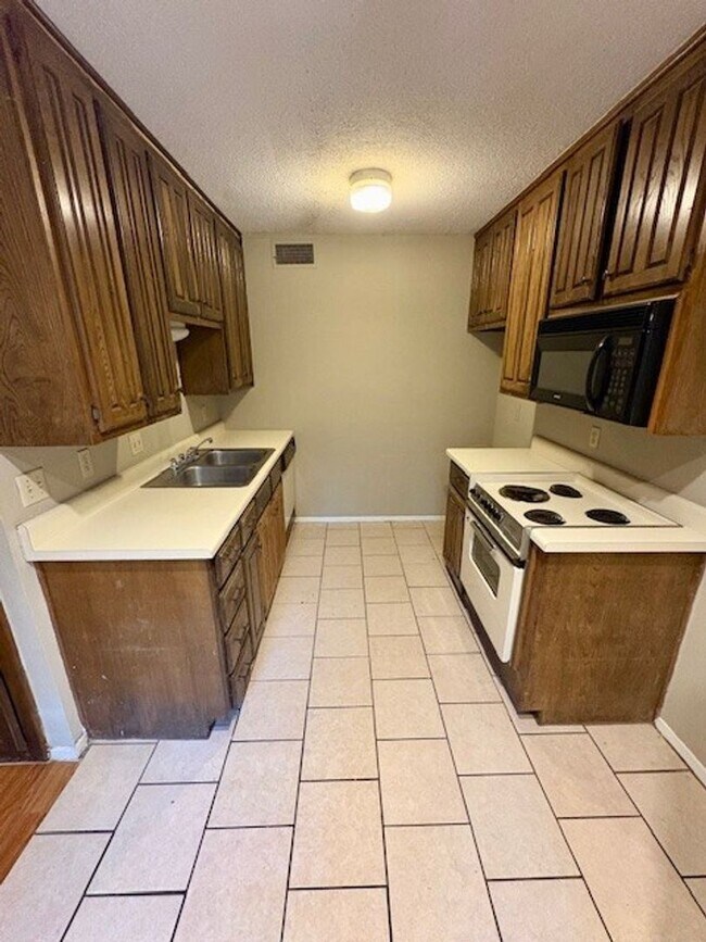 Building Photo - Casa Blanca Condo!