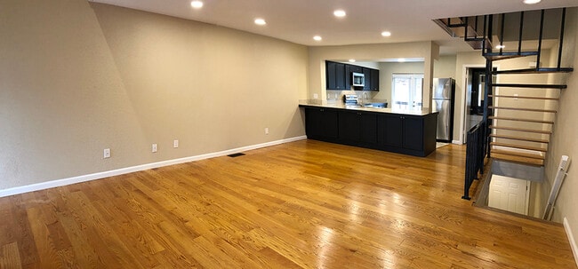Space for stolls at kitchen bar - 8710 Park Ln