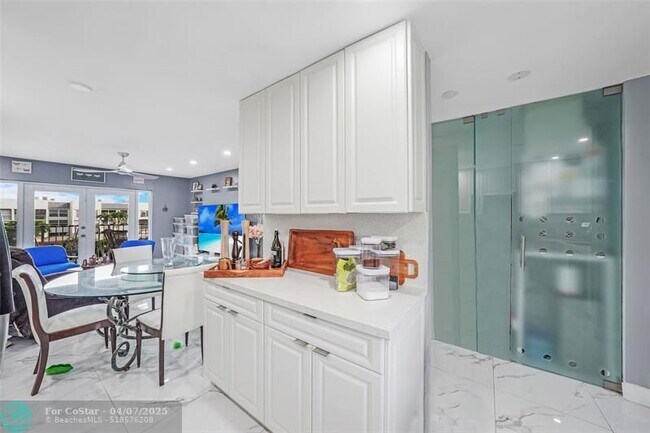 Foto del edificio - 6650 Royal Palm Blvd
