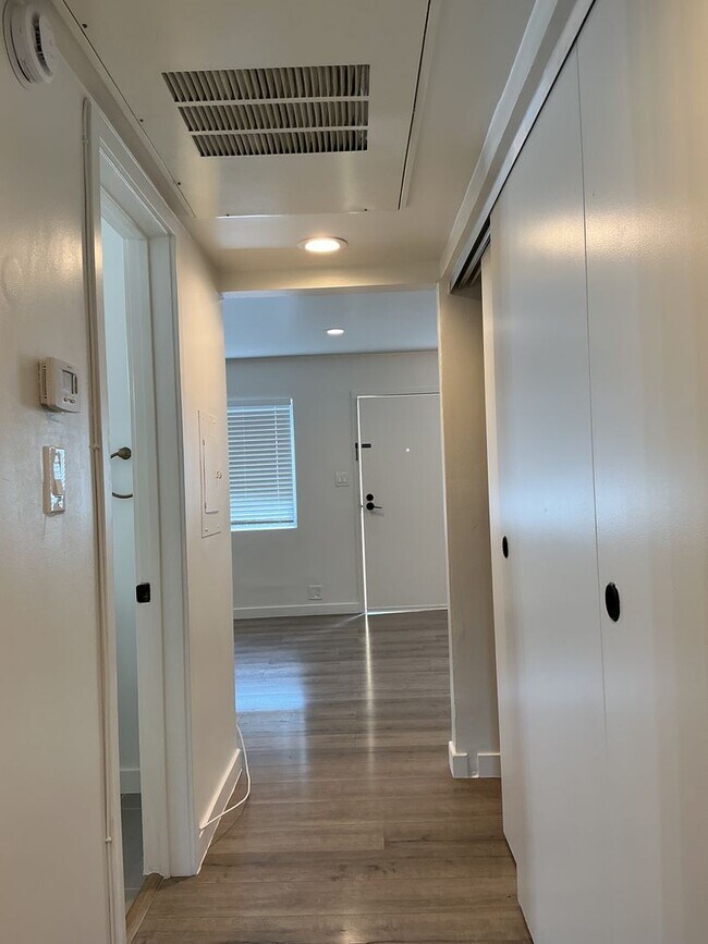 Foto del edificio - 7347 Haskell Ave
