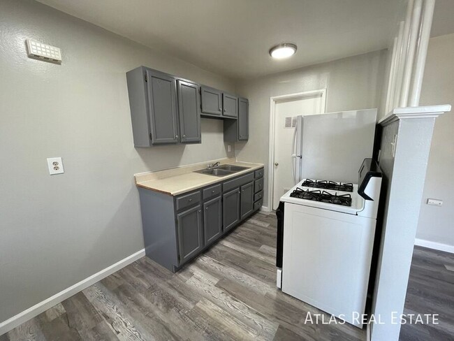 Building Photo - Beautiful 1 Bedroom 1 Bath Located Right O...