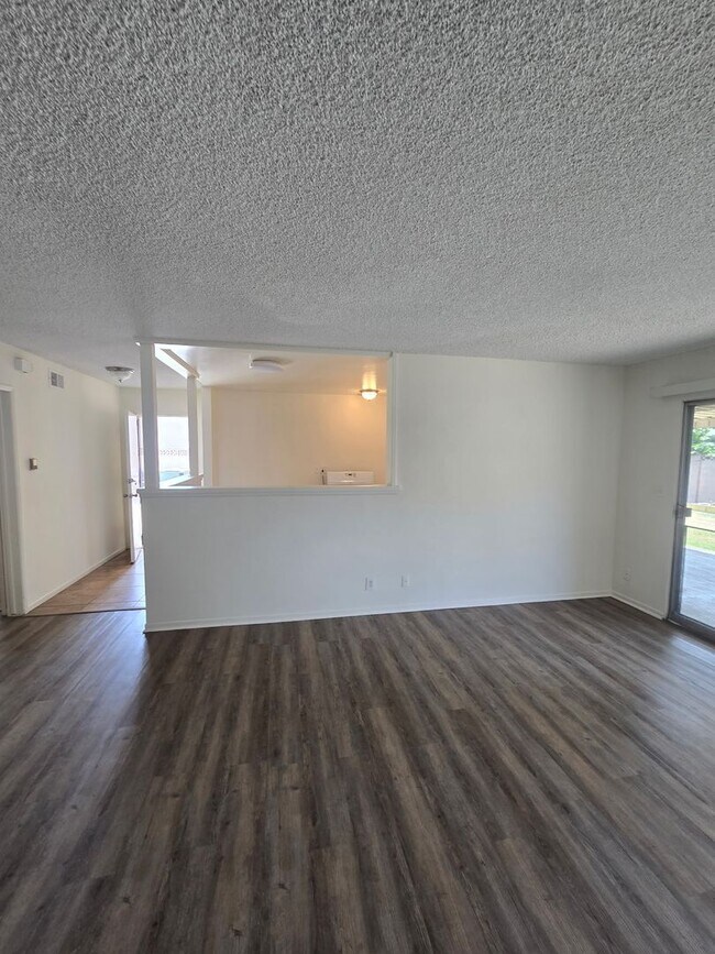 Foto del edificio - BUENA PARK 3 BEDROOM 2 BATH $3,975   (VALL...