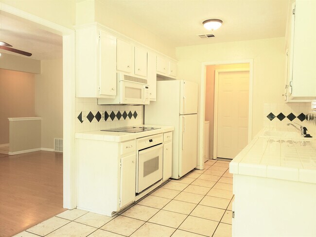 Foto del edificio - 1325 E Brooks St