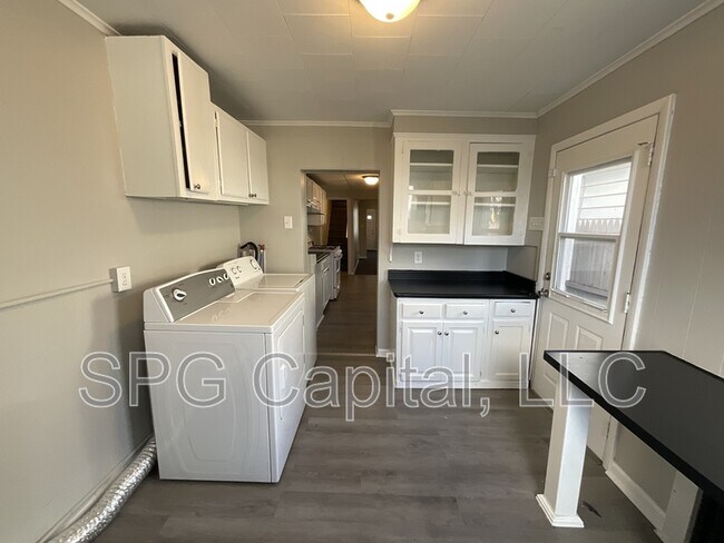 Building Photo - 625 Vander Ave