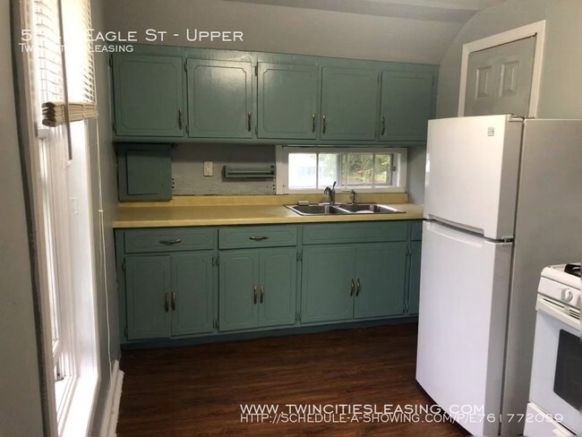 Foto del edificio - Freshly painted 2 bedroom upper level duplex
