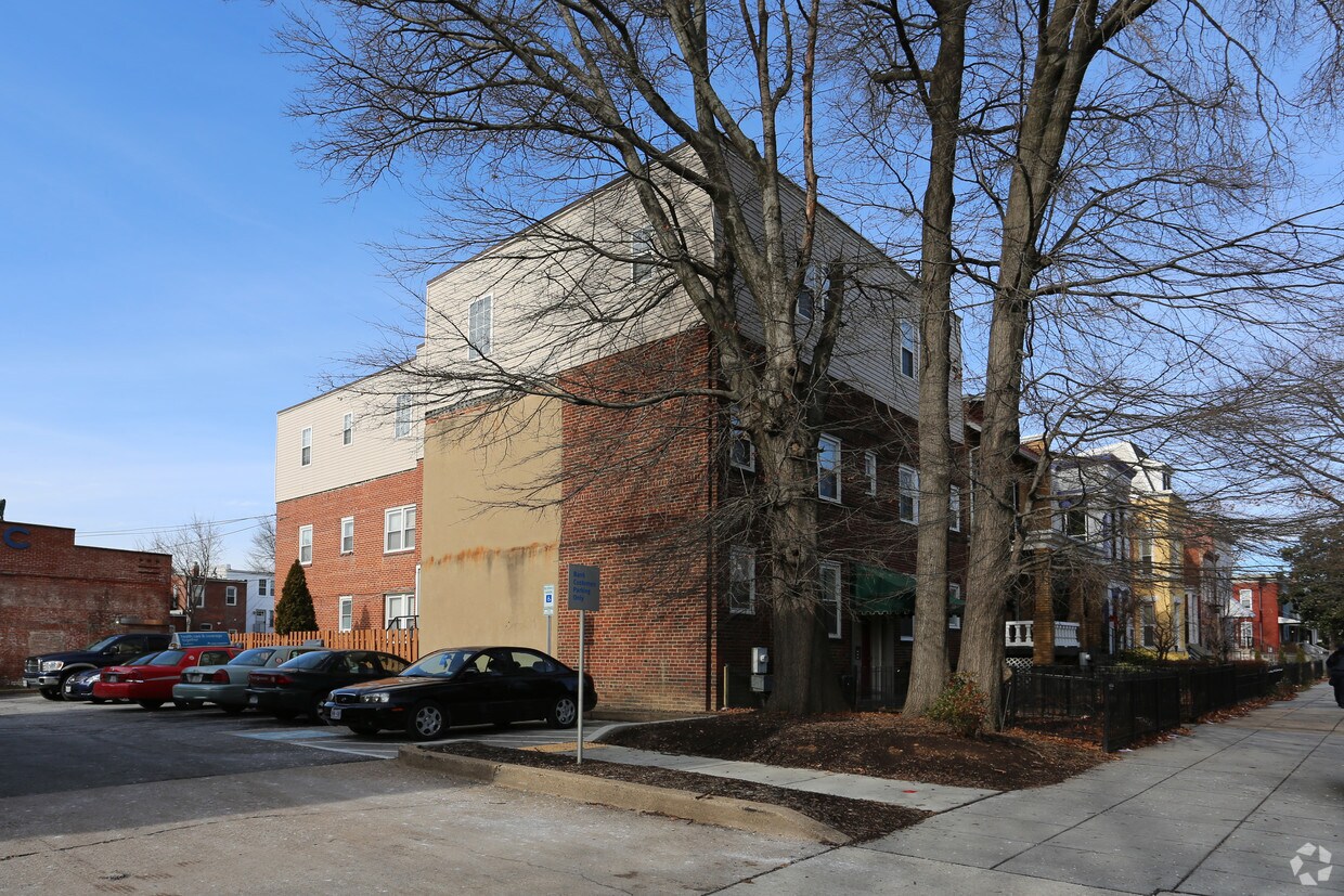 Building Photo - 806 8th St NE