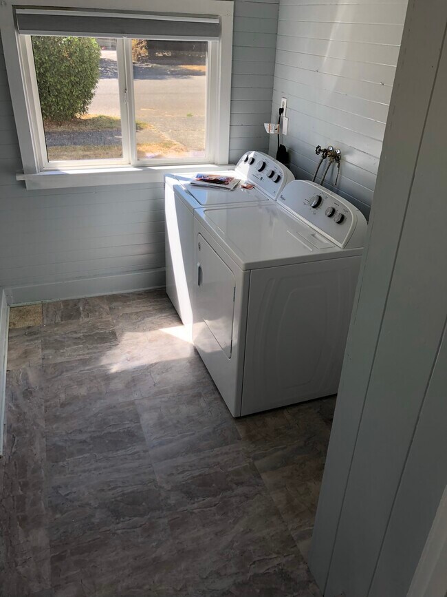 Laundry room - 1420 6th Ave SW
