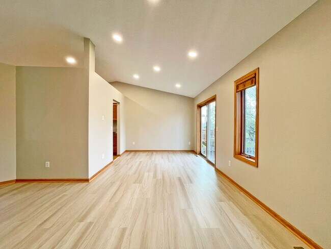 Foto del edificio - Lovely Modern Home has Vaulted Ceilings, 3...
