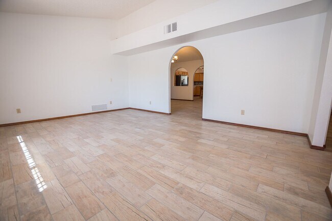 Building Photo - Large Home in Quiet Area, 3 Bedroom, 2 Bat...