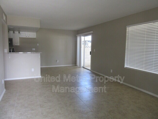 Building Photo - 2132 W Glenrosa Ave