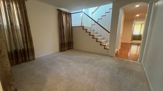 Building Photo - West Palmdale Home in Golf Course