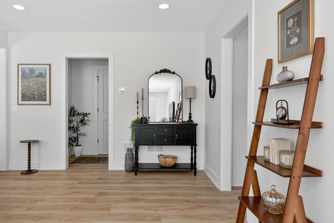 Building Photo - 102 E 56th St