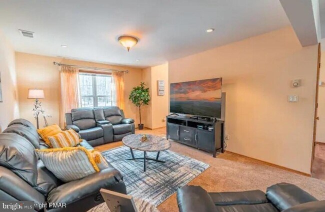 Foto del edificio - 6322 Laurel Rd