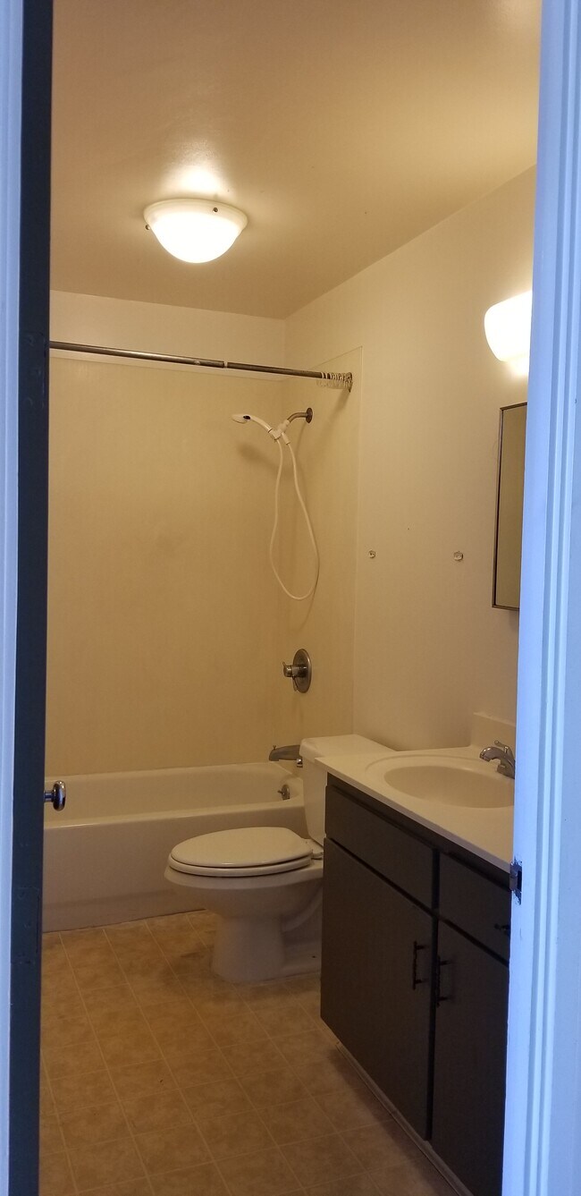 Bathroom - 5180 Likini St