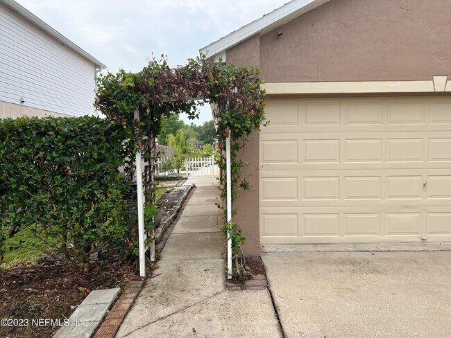 Foto del edificio - 6580 Gentle Oaks Dr N