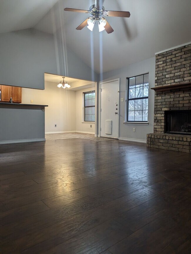 Foto del edificio - Modern Amenities & Ideal Location in Burle...