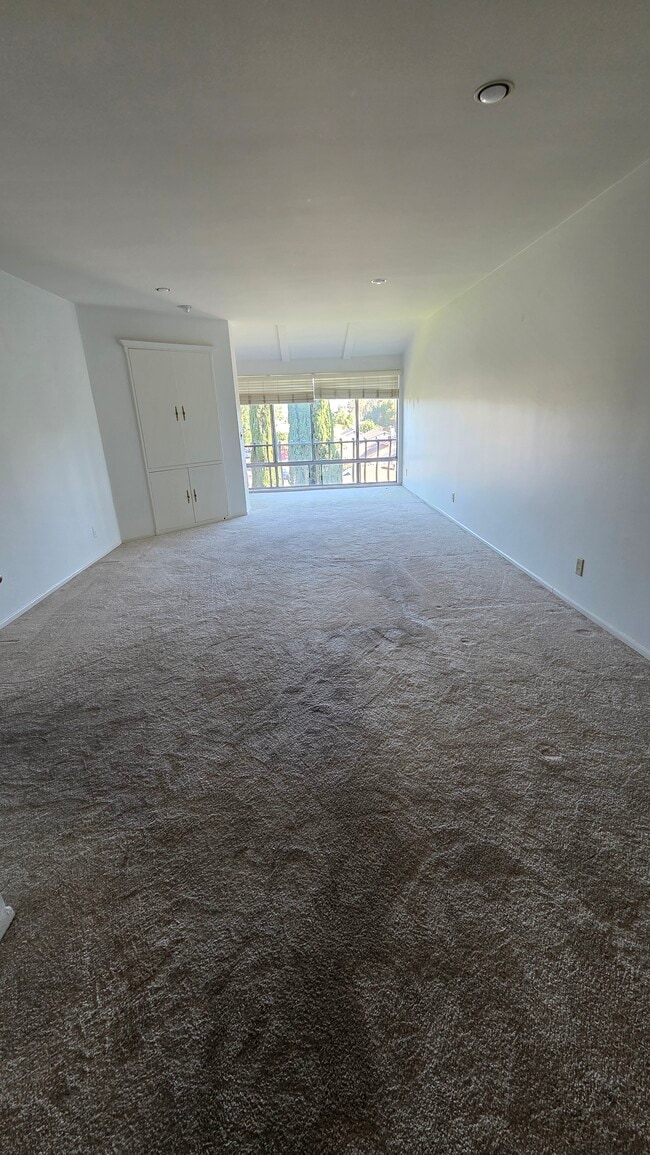 Livingroom - 12830 Burbank Blvd