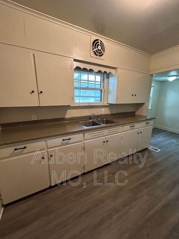 Building Photo - 5431 Harrison St