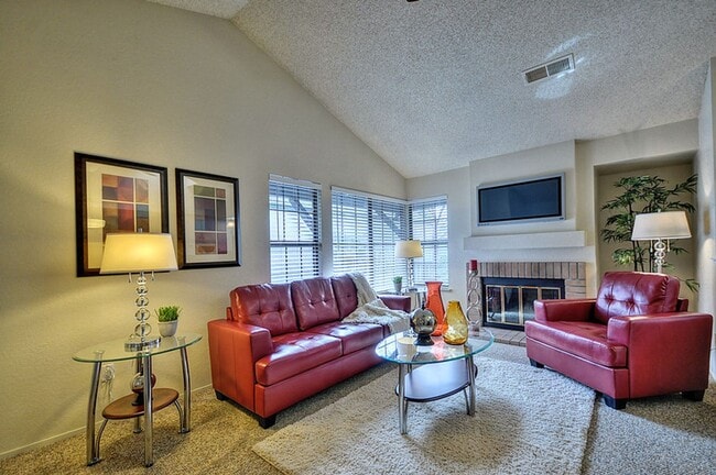 Building Photo - South Natomas One Story with 1 car garage 2 Bed 2 Bath