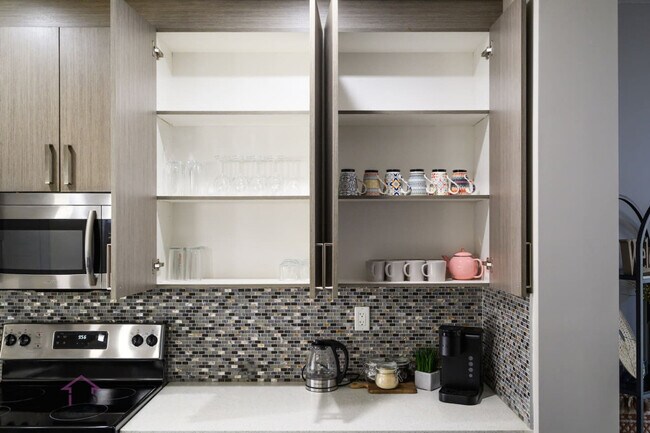 Photo du bâtiment - 10755-10792 92 St NW