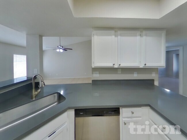 Foto del edificio - 7631 W Cheryl Dr