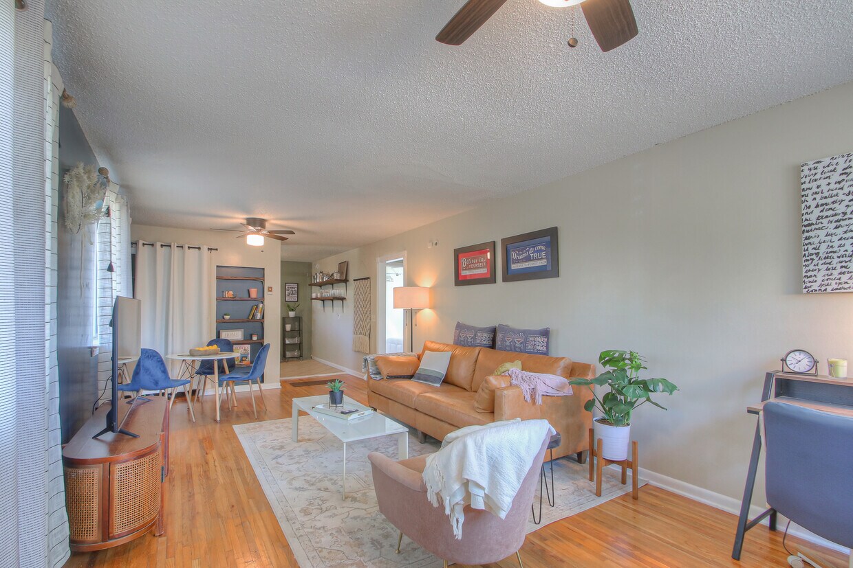 Primary Photo - 2711 Glen Oaks Dr