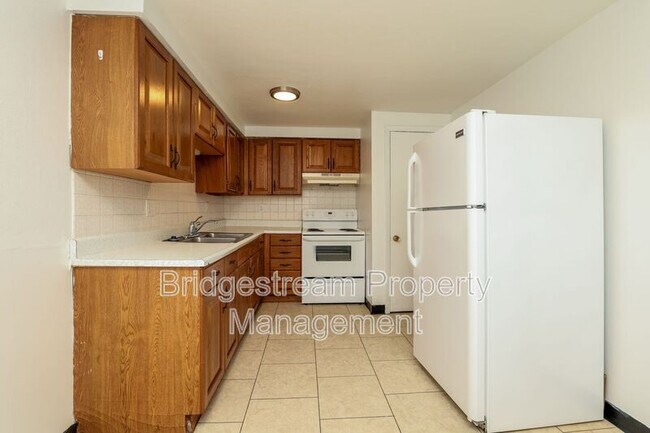 Building Photo - 146 Forest St