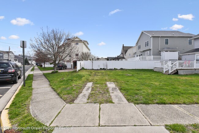 Building Photo - 119 Forman Ave