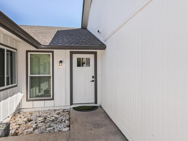 Building Photo - 1202 Woodfield Dr