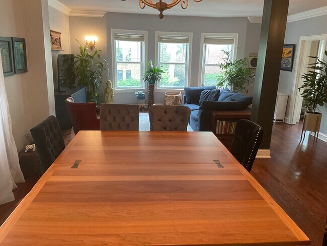 ¡La mesa del comedor se despliega para acomodar cómodamente a entre 8 y 10 personas! - 825 Forest Ave