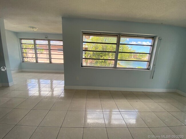 Foto del edificio - 270 NE 191st St