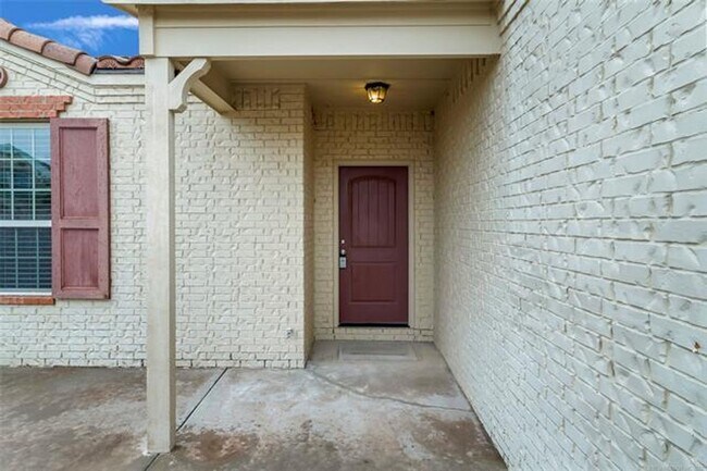 Foto del edificio - Welcome to this inviting Mediterranean-style patio home