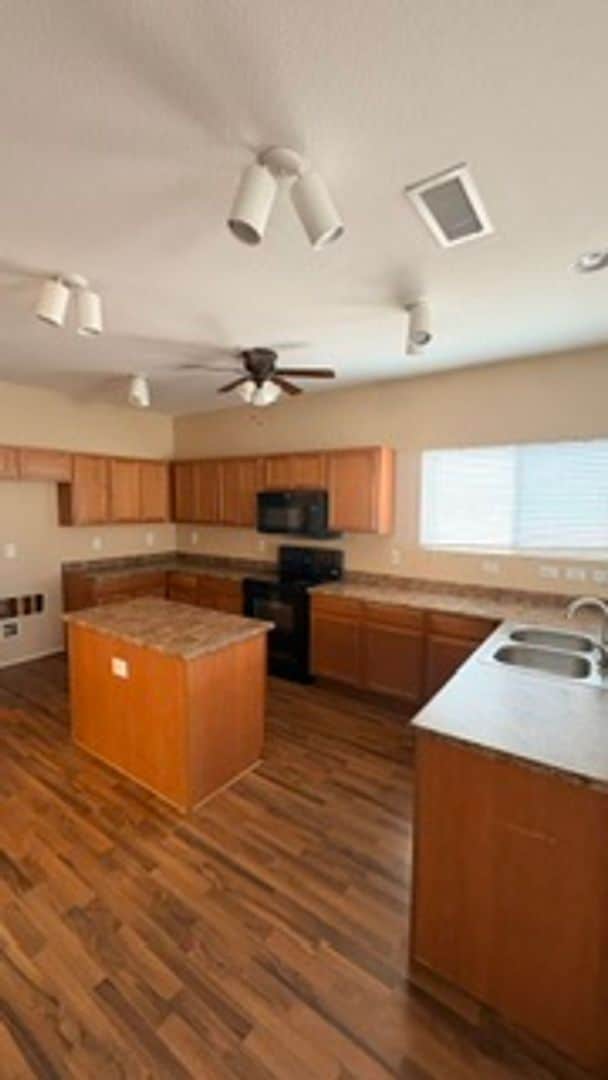 Building Photo - 4 Bedroom + Loft