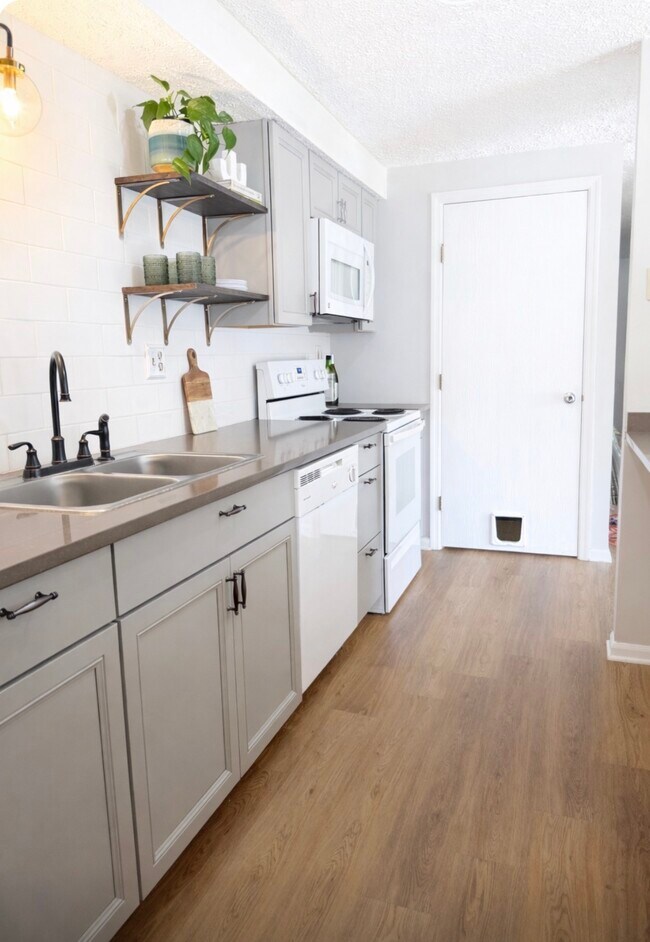 Cocina en galera recientemente renovada - 32 Sequoia Ct